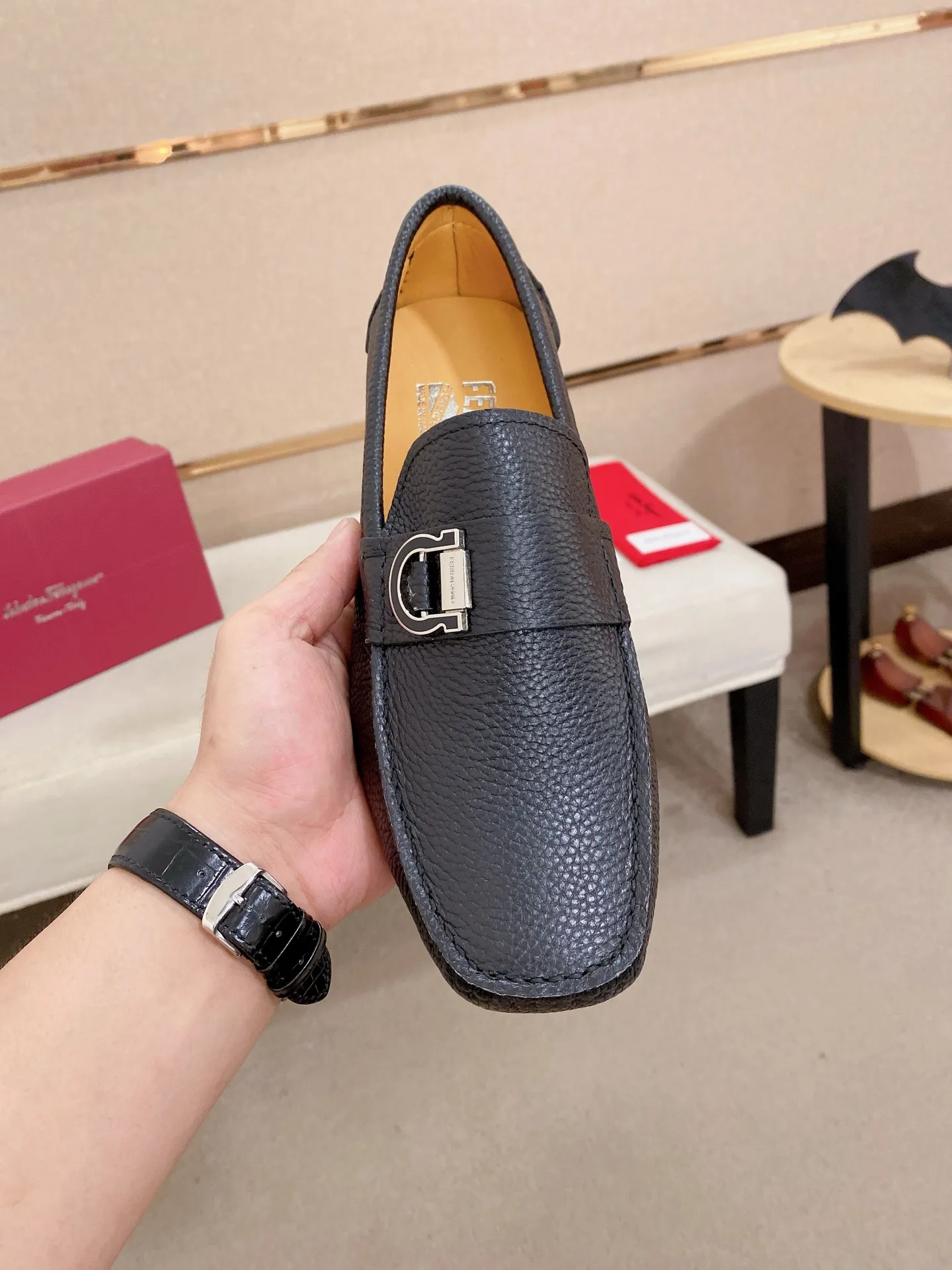 Men's shoes💰: 540💰High-end quality! Ferragamo🆕🆕Exclusive hot-selling products in stock🔥🔥New products on the shelves, high-quality Ferragamo men's pea shoes, high-end casual driving shoes, with complete packaging! 💪 💪 Material: imported first-layer pebbled cowhide 🐂 + imported high-quality water-dyed cowhide lining + wear-resistant outsole 👍🏻👍🏻 Features: high-end and comfortable, purely handmade 🚀 🚀 Create the perfect shoe that suits you best 🔥 🔥 Size: (38-44) 45 standard size can be customized!